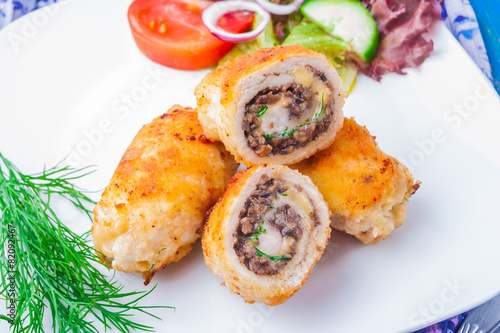 Foto chicken roulade with mushrooms fried in batter