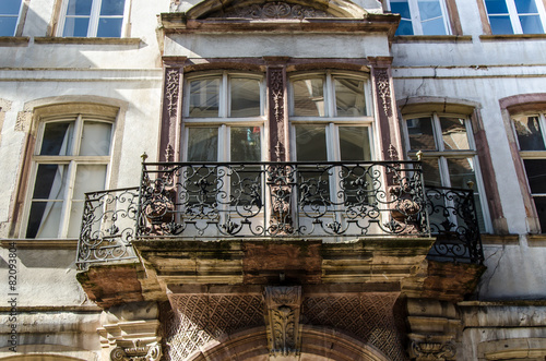 Balkon eines historischen Hauses in Straßburg
