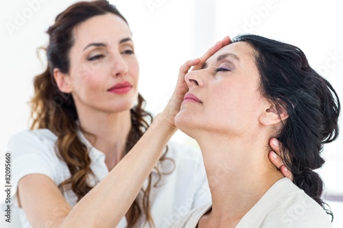 Canvastavla Therapist hypnotizing her patient