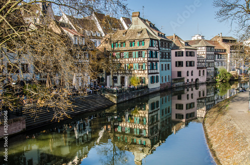 Historische Fachwerk Häuser spiegeln sich im Kanal in Straßburg