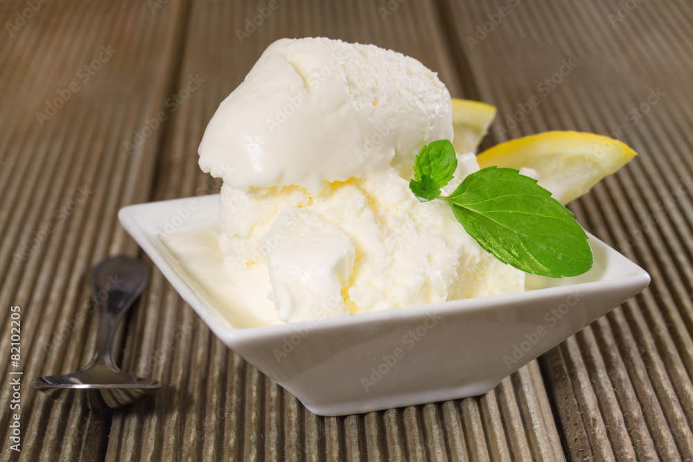 Ice cream with fresh lemon Ice cream with fresh lemon