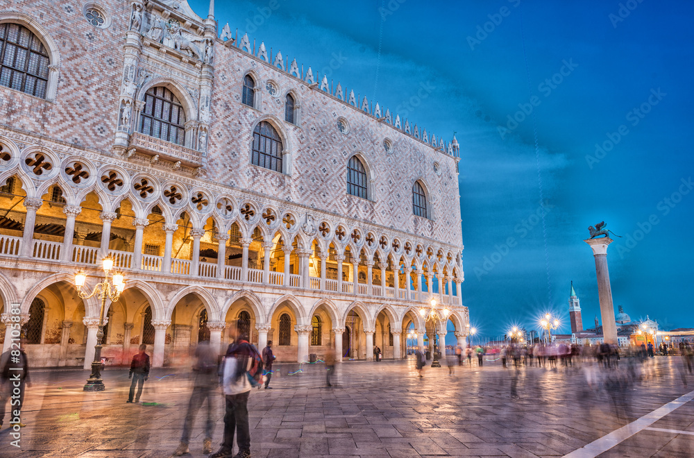 Fototapeta premium Venice night lights in St Mark Square