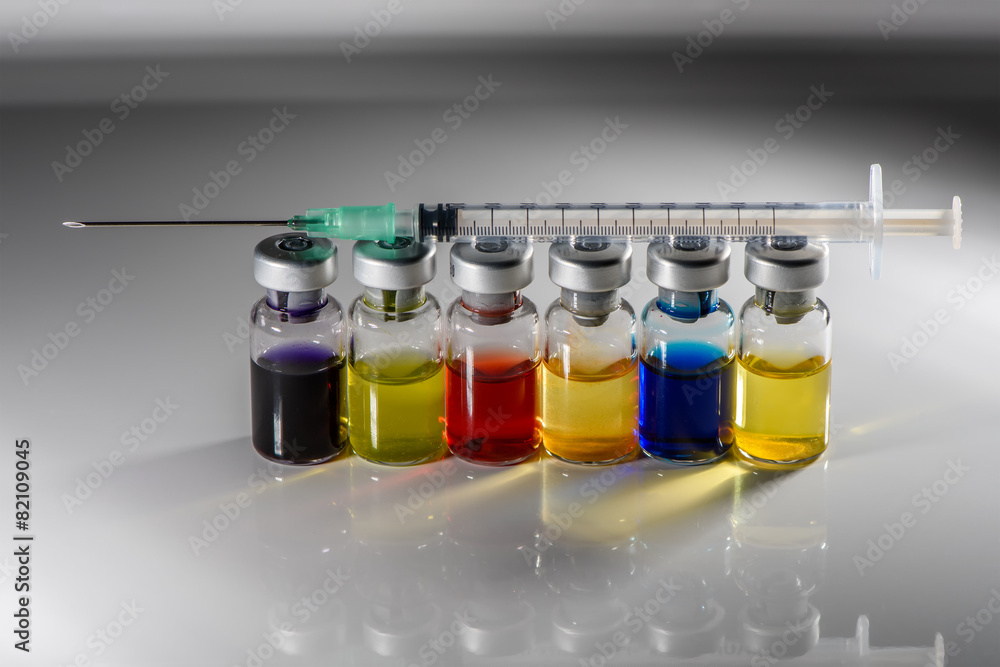 Ampoules in a row with syringe on top, mirroring Ampoules in a row with syringe on top, mirroring