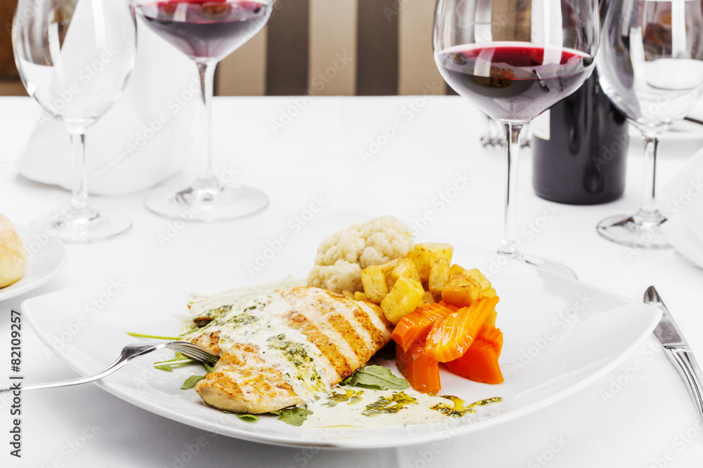 Delicious chicken breast in white sauce Delicious chicken breast in white sauce