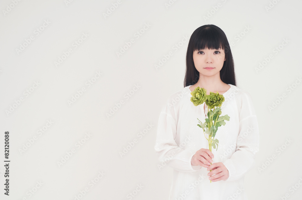 花を持つ女性