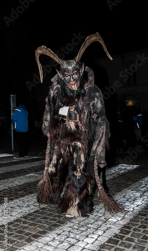 Perchten und Krampuse auf einem Perchtenlauf - Masken und Felle
