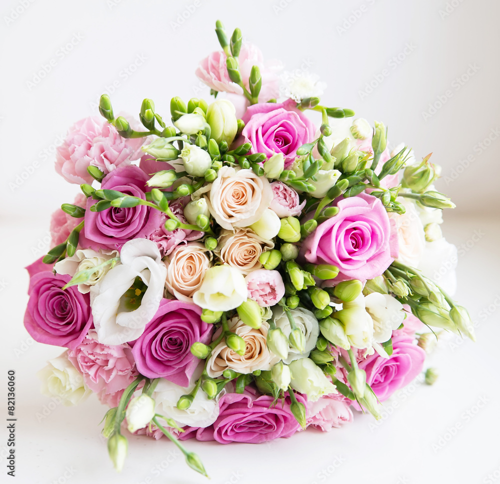 Wedding fower bouquet with pink roses - obrazy, fototapety, plakaty 