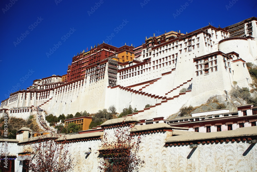 Obraz premium The Potala and surrounding wall. Lhasa-Tibet. 1362