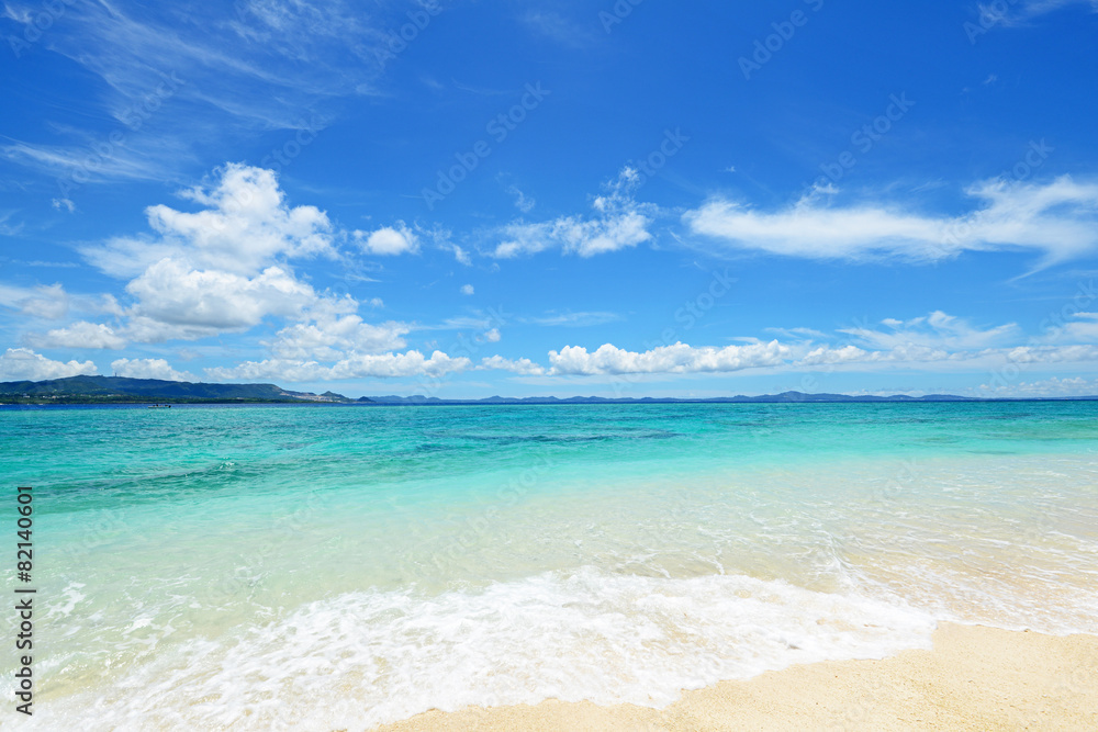 美しい沖縄のビーチと夏空