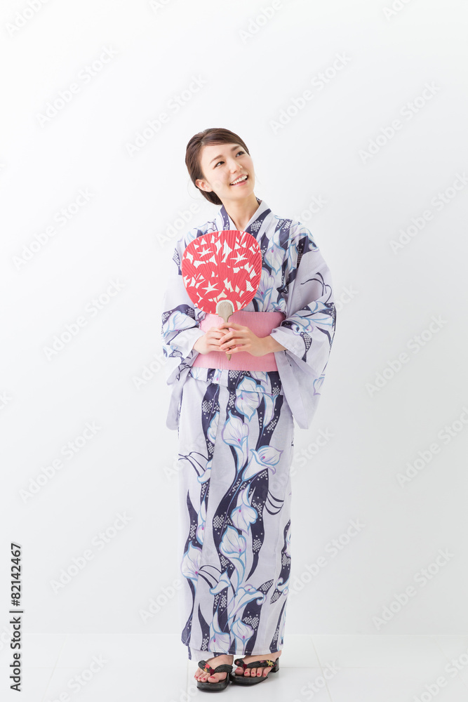 浴衣を着た女性　全身