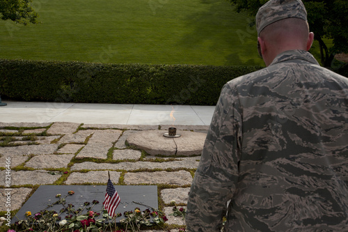 Fotografía unknown soldier in front of John F. Kennedy memorial at Arlingto