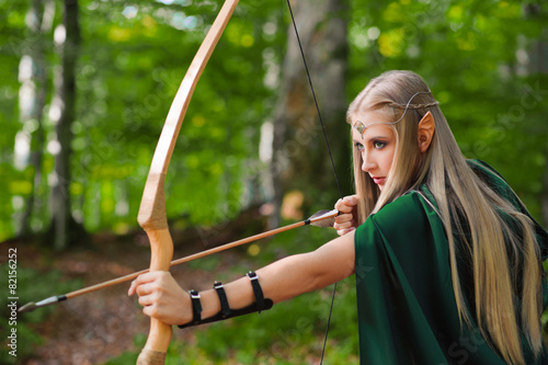 Dekoracja na wymiar  female-elf-with-a-bow-in-the-forest