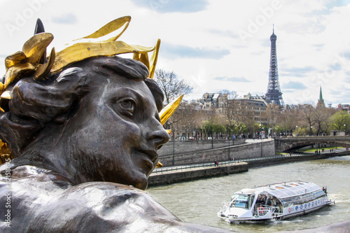 Pont Alexandre III. Skulptur, Eiffelturm und Schiff