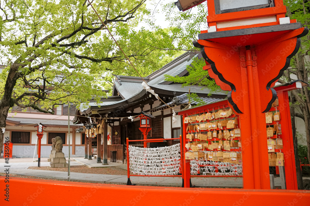 Fototapeta premium 方違神社社殿と朱塗りの木製台燈篭