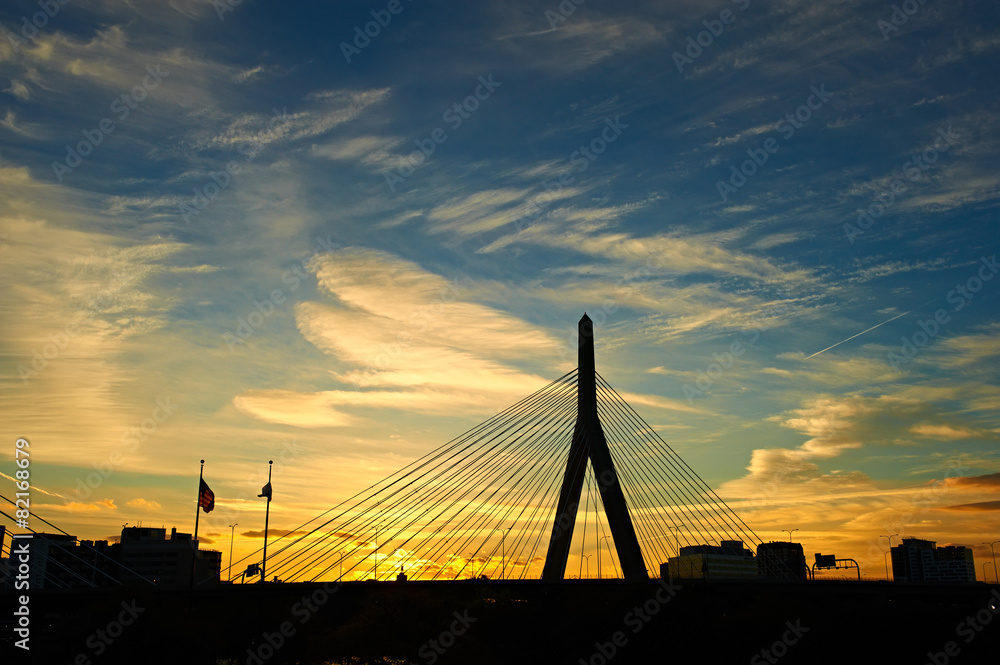 Obraz premium Zakim Bunker Hill Memorial Bridge at sunset