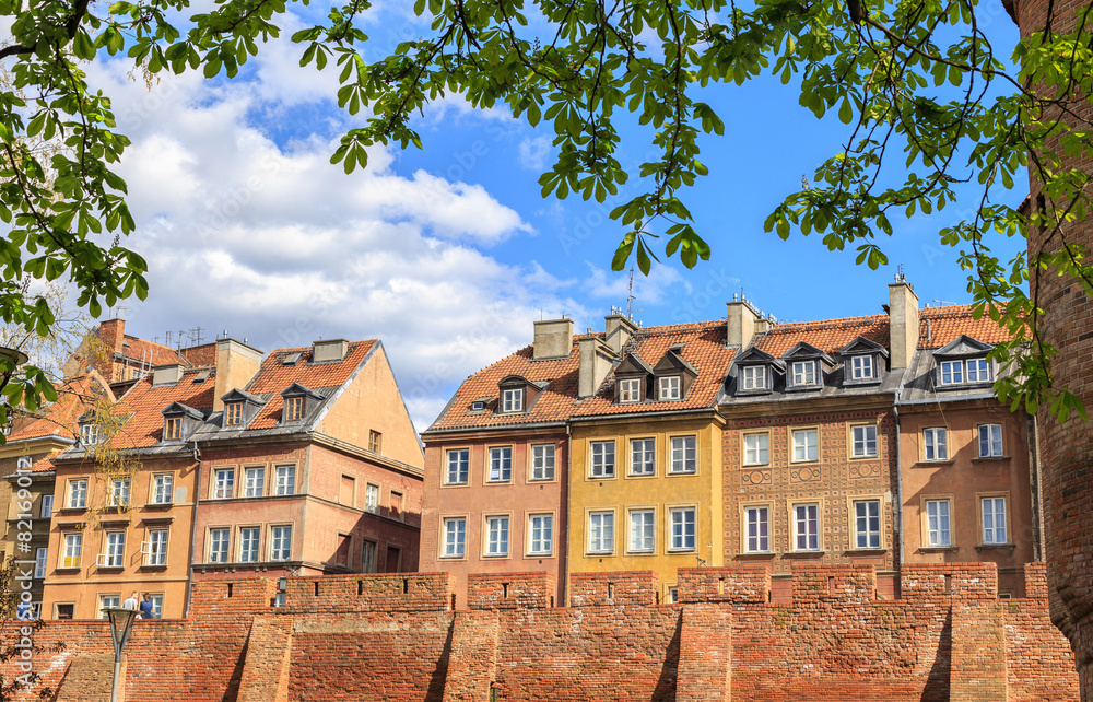 Fototapeta premium Warszawa - stare miasto, kamienice i średniowieczne mury