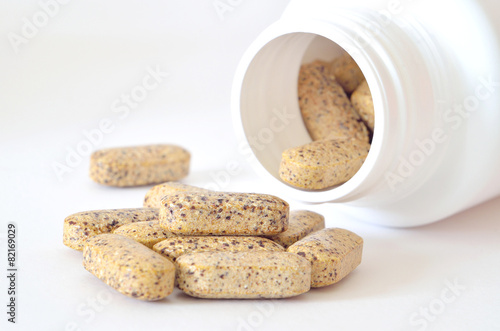 Fotografie Bottle of multivitamin supplement pills