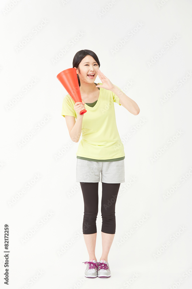 応援するスポーツウェアを着た女性