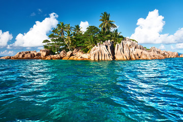 Papier peint photo Île Île tropicale au lagon cristallin  © haveseen