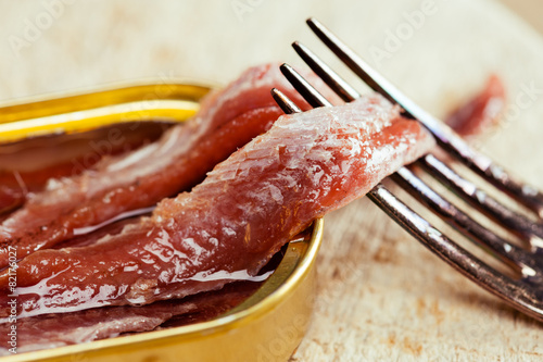 Sardellenfilets in der Dose auf Holz, Close up