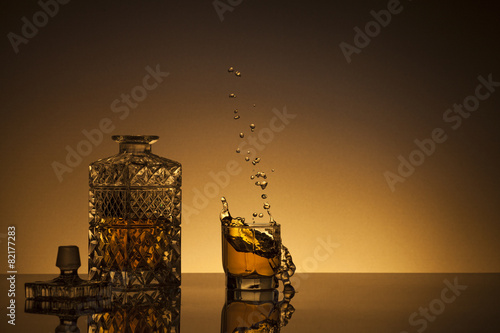 графин и стакан с виски