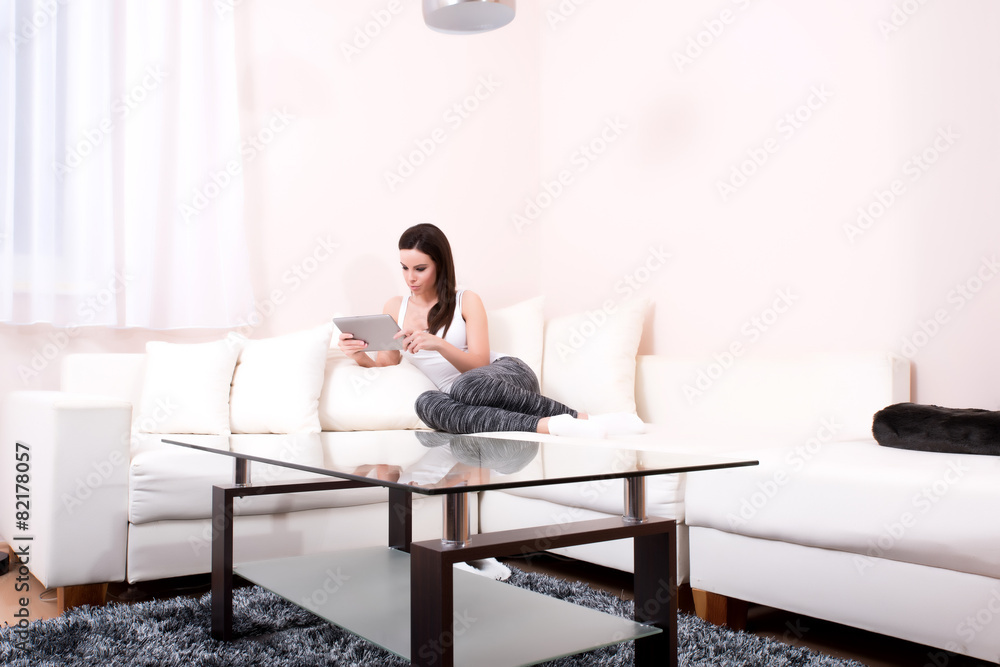 Junge Frau mit Tablet PC auf dem Sofa Junge Frau mit Tablet PC auf dem Sofa