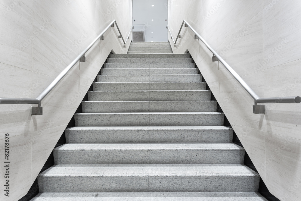 Fototapeta schody w korytarzu budynku