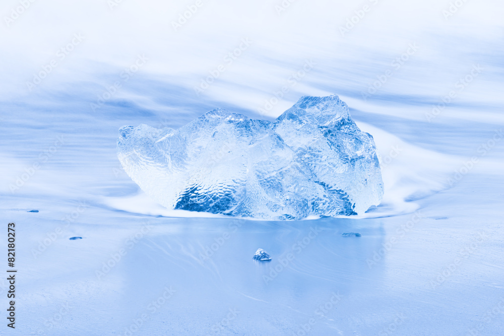 Obraz premium Ice on ice beach with water wave in Jokulsarlon, Iceland