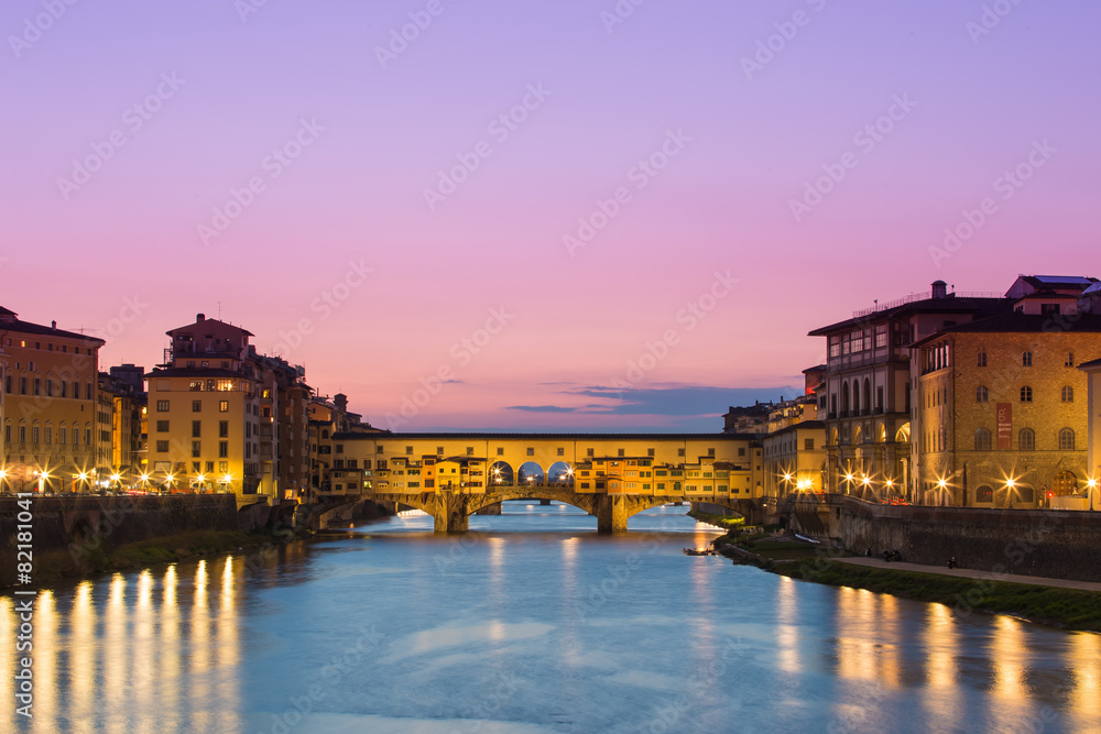 Fototapeta premium Twilight of Ponte Vecchio the ancient bridge of Florence, Italy.