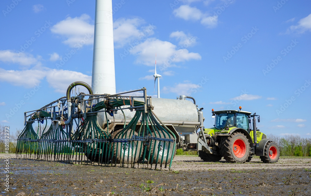 Obraz premium Landwirt beim Gülle fahren, Güllefaß mit Schleppschläuchen, Heck