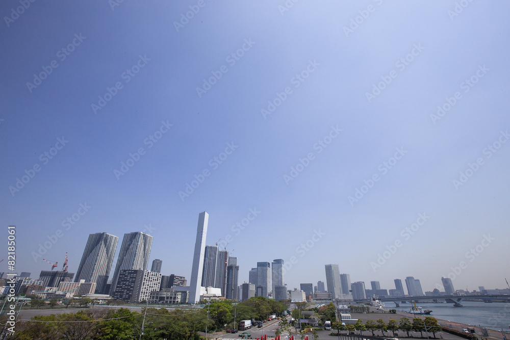 晴海埠頭から開発が進む東京ベイエリア（建設中の高層ビルとマンション）を臨む