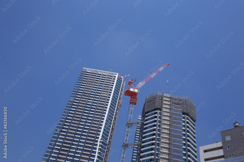 Fototapeta premium 開発が進む東京ベイエリア（建設中の高層ビルとマンション）を記録した工業・建設イメージ