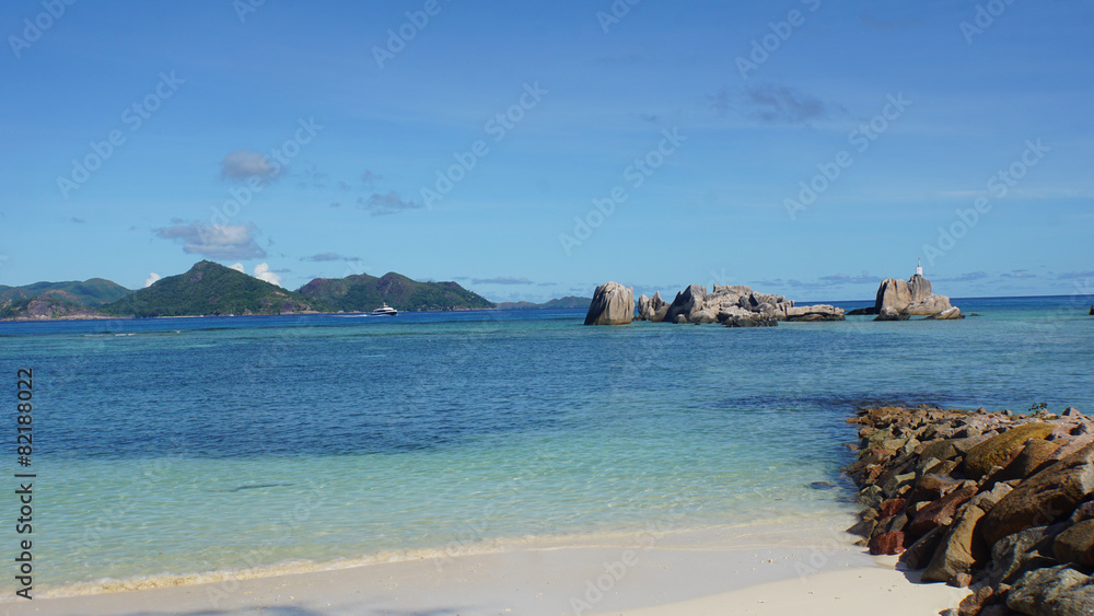 Naklejka premium granite rocks onla digue