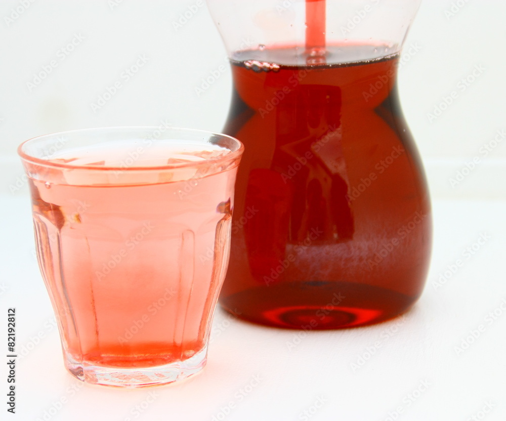 doseur sirop de grenadine ,et verre,isolé,fond blanc doseur sirop de grenadine ,et verre,isolé,fond blanc