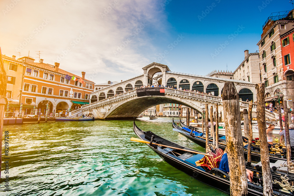 Naklejka premium Canal Grande with Rialto Bridge at sunset, Venice, Italy