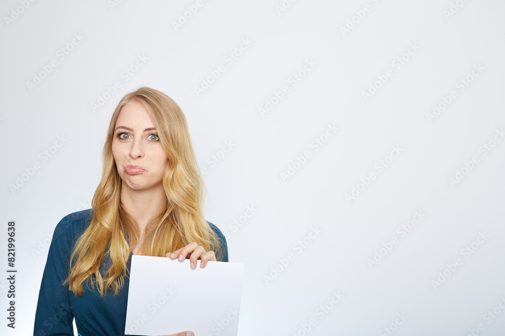 Fototapeta premium junge frau mit einer leeren tafel