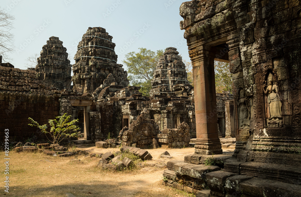 Fototapeta premium Banteay Kdei carved apsara and entrance to central temples