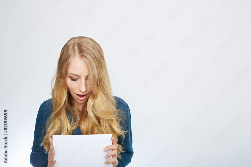Fototapeta premium junge frau mit einer leeren tafel
