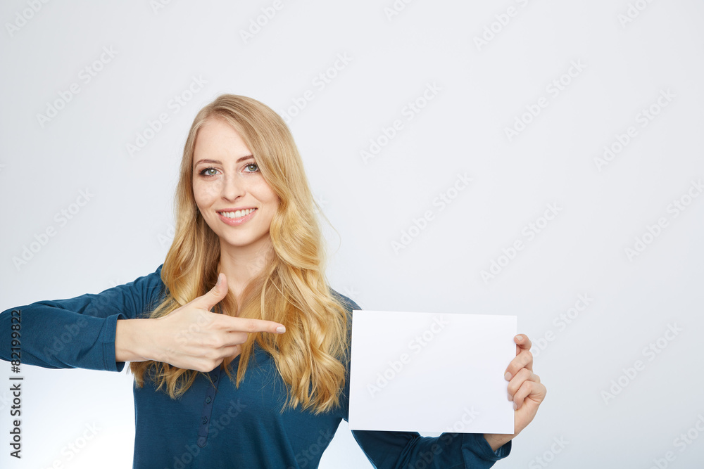Naklejka premium junge frau mit einer leeren tafel