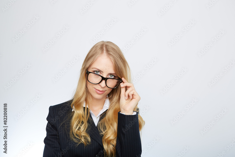 blonde geschäftsfrau vor einem weißen hintergrund mit brille