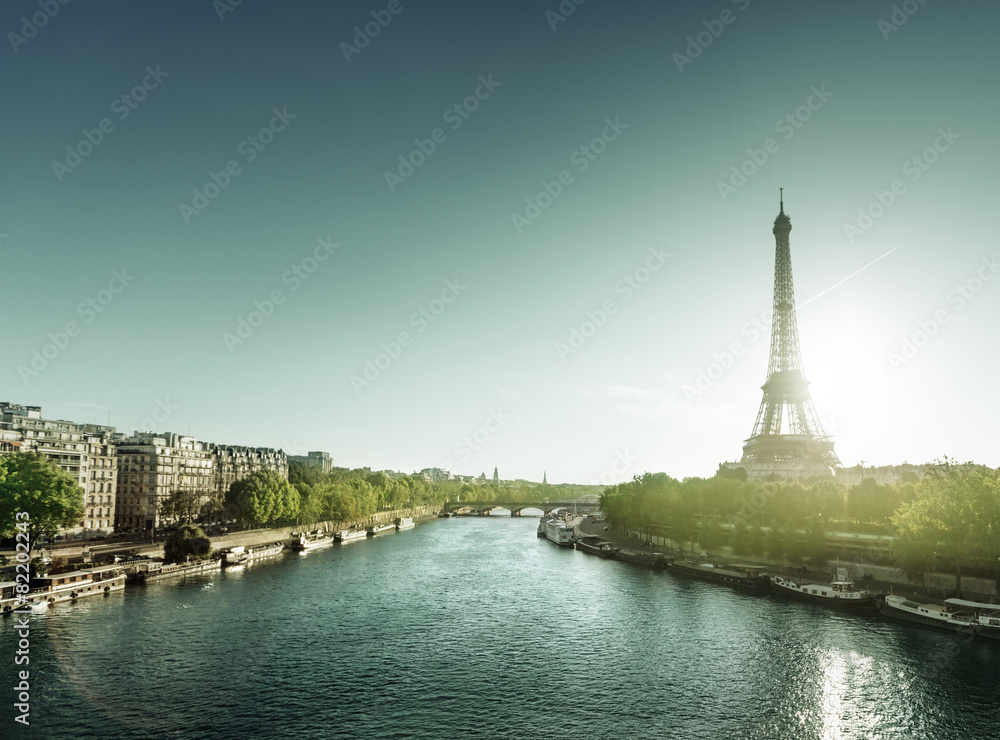 Fototapeta premium Eiffel tower in sunrise time