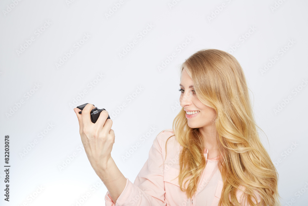 blonde junge frau mit fotoapparat blonde junge frau mit fotoapparat