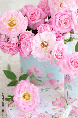 Beautiful fresh pink roses in a beautiful box .