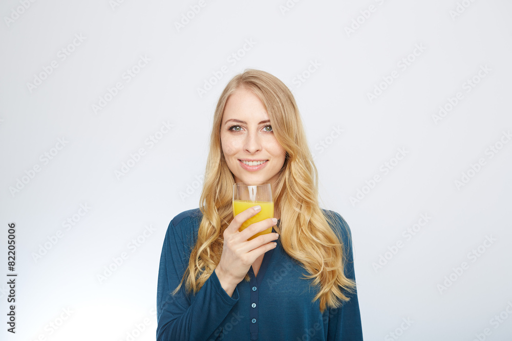 blonde junge frau mit einem glas orangensaft blonde junge frau mit einem glas orangensaft