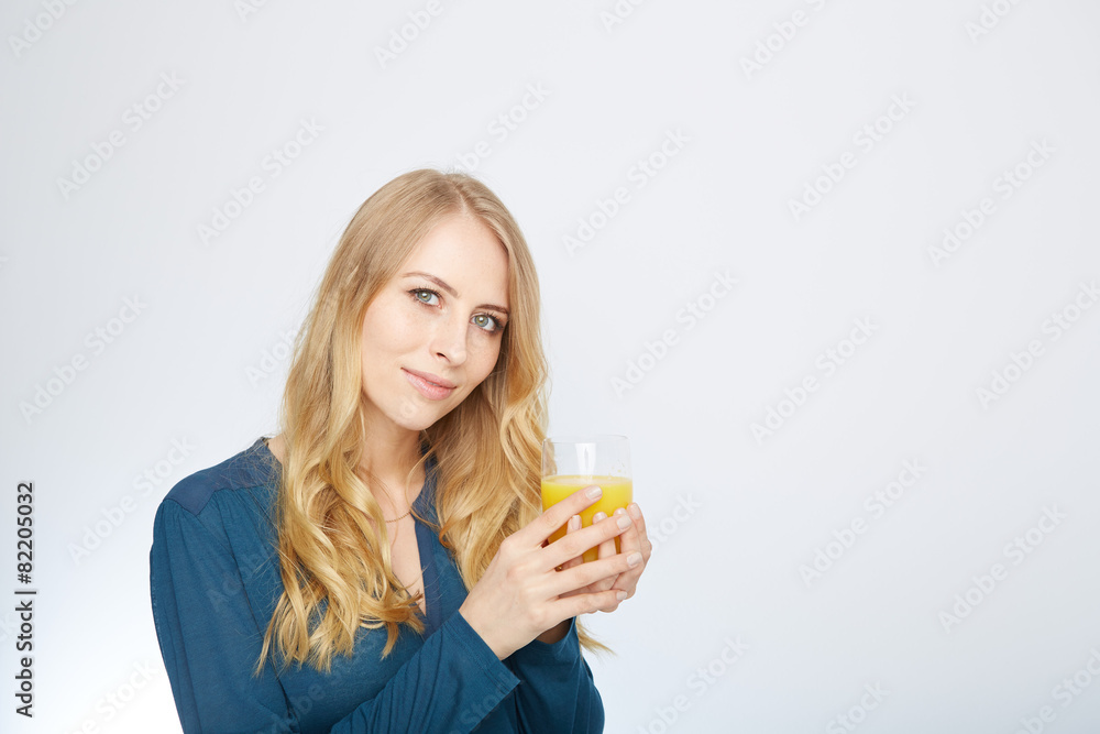 blonde junge frau mit einem glas orangensaft blonde junge frau mit einem glas orangensaft