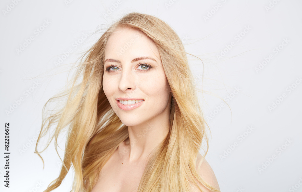 Fototapeta premium junge blonde frau mit beauty gesicht