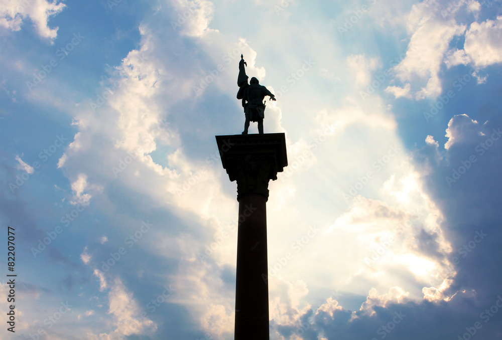 Fototapeta premium Sunlight illuminating monument