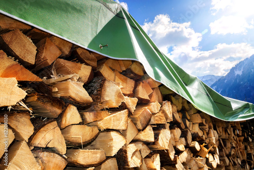 Holzlager Brennholz Lagerung draußen mit atmungsaktiver Plane photo