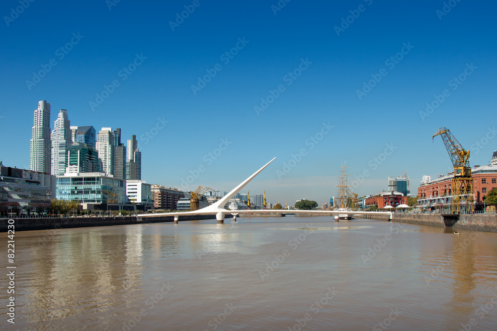 Fototapeta premium Puerto Madero, Most Kobiety Buenos Aires