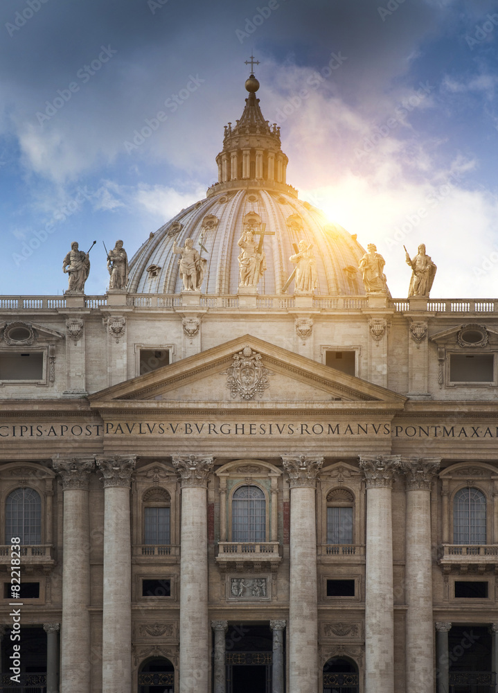 Sun behind columned building, Roma, Vaticano, Italy Sun behind columned building, Roma, Vaticano, Italy